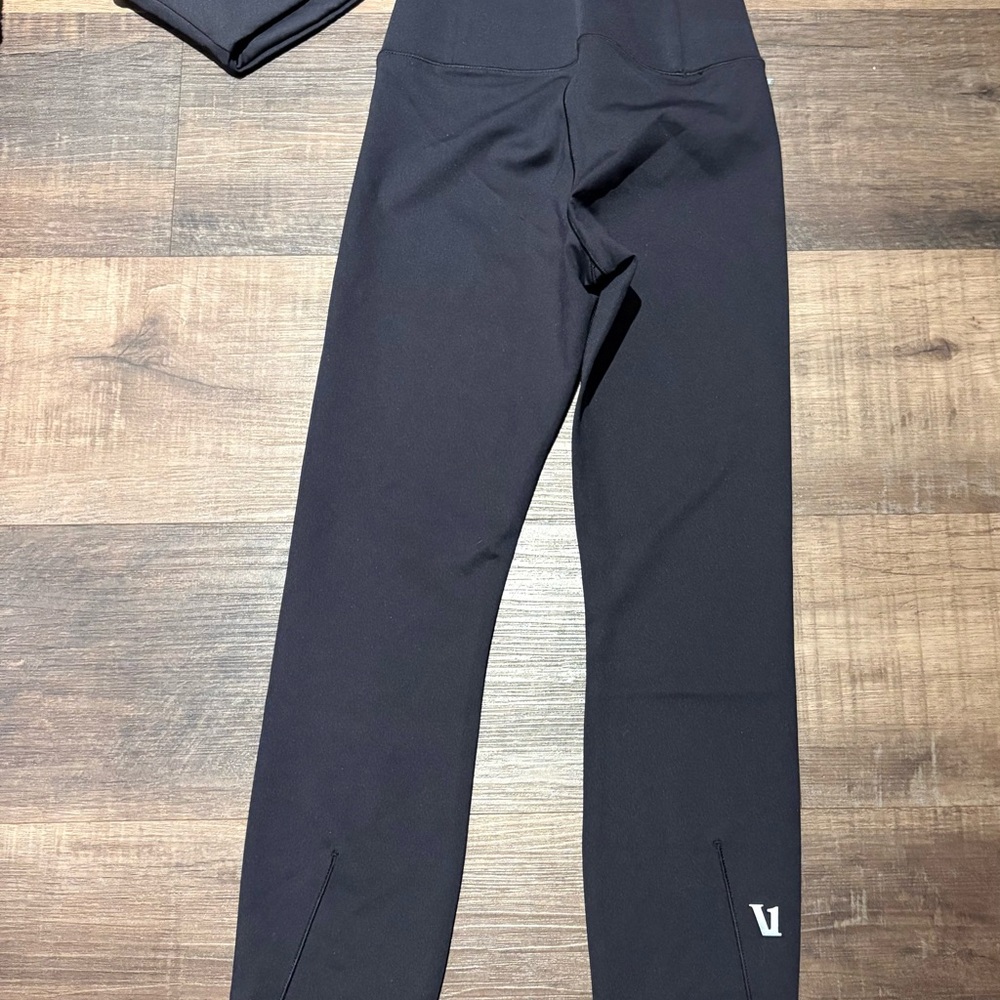 Vuori Evolve 7/8 Leggings w/Sports Bra Set Black - Picture 2 of 9